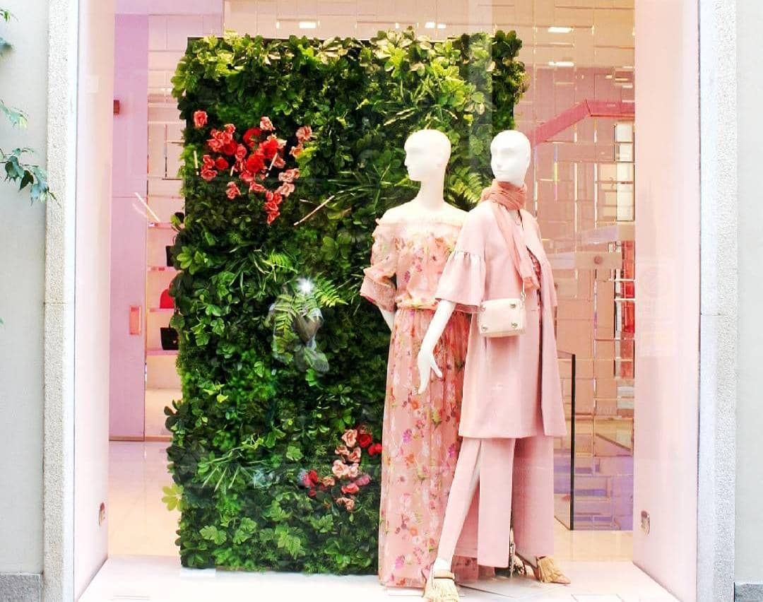 دیوار سبز مصنوعی برای ویترین مغازه لباس زنانه