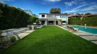 چمن مصنوعی ویلا با استخر چمن مصنوعی ویلا با استخر